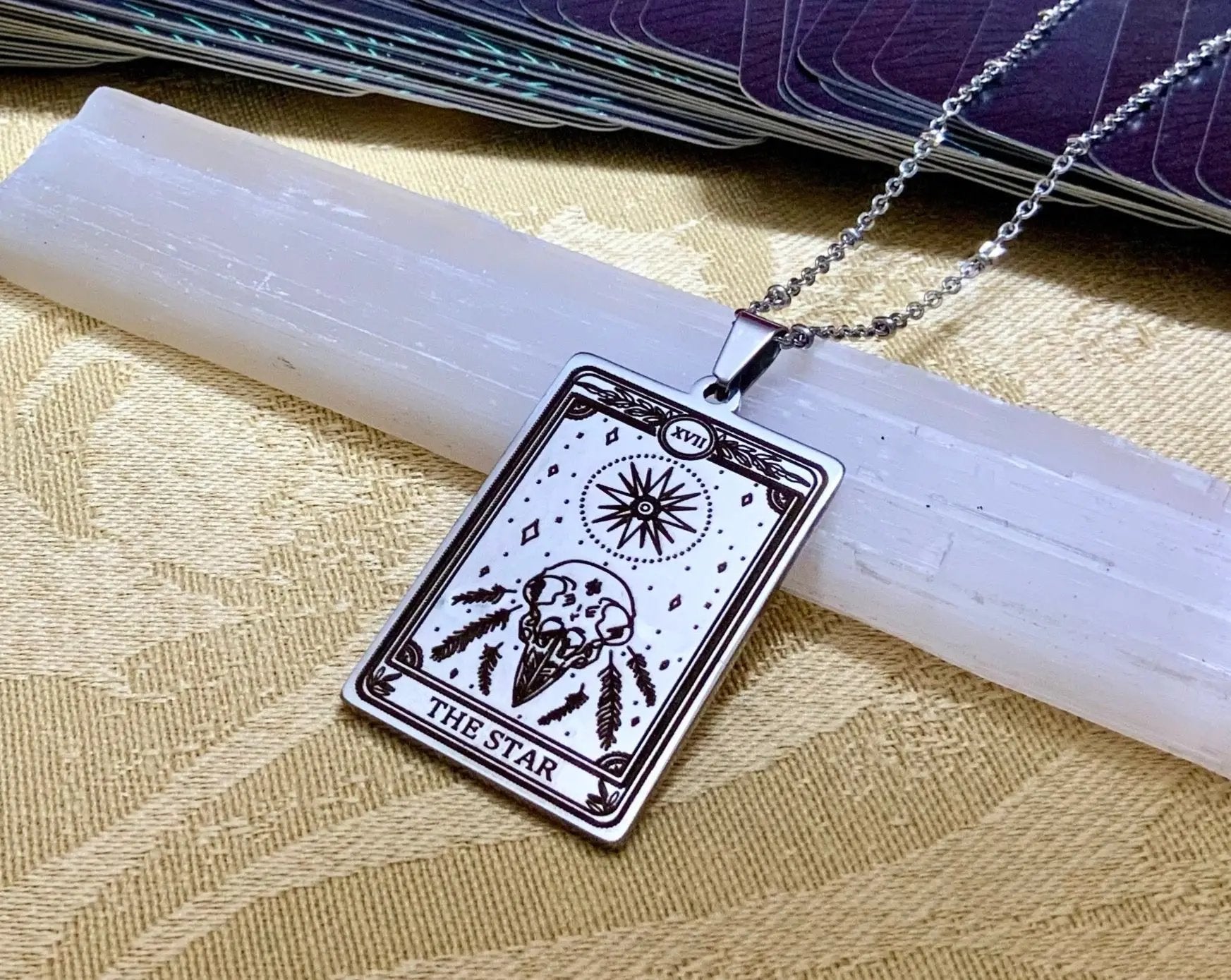 Why these tarot card-inspired necklaces will become our new lucky charms |  Vogue France